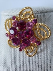 Vintage Weiss rhinestone brooch with 16 gorgeous rhinestones. 6.4 and 2 mm stone
