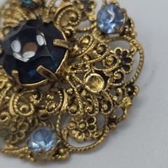 VTG Blue Glass Rhinestone Brooch Czechoslovakia Filigree Gold Tone 1-7/16″ READ