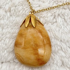 Vintage Honey Agate Necklace Teardrop PendantGold Tone Leaf Cap 28″