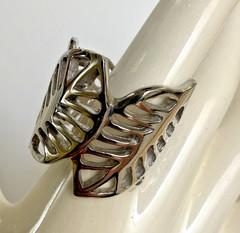 An Unusual & Unique Wide Silver Open Cutout Leaf Design Ring Size 8.5