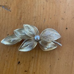 Vintage Gold Tone Spun Wire Floral Leaf Brooch Pin Faux Pearl