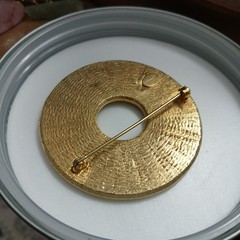 Vintage 1960s Signed Jeanne Gold Tone Lucky Charm Circle Brooch Fleur Horseshoe