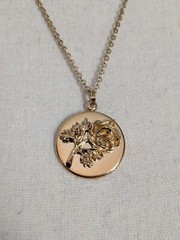 Vtg 1986 Avon 100th Anniversary 3D Carved Gold Rose Pendant Chain 20″ Necklace