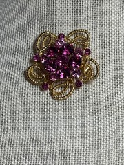 Vintage Weiss rhinestone brooch with 16 gorgeous rhinestones. 6.4 and 2 mm stone