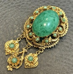 Vintage Green Faux Peking Glass Gold Tone Oval 3 Dangle Charms Drops Brooch