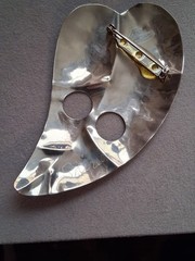Abstract mask design large brooch silvertone, asymmetrical, VTG,…