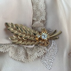 Sarah Coventry Floral/Leaf Spray Brooch with Rhinestones/Goldtone/Brooch/Pin