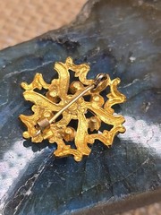 Antique Gilt Metal Dark Pink Rhinestone Pinwheel Ribbon Brooch 1″