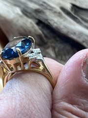 Vintage 18K HGE Gold-Tone Ring Blue Solitaire Stone W/Accents Size 6.5