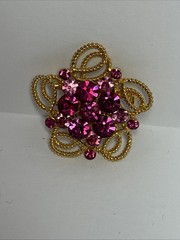 Vintage Weiss rhinestone brooch with 16 gorgeous rhinestones. 6.4 and 2 mm stone