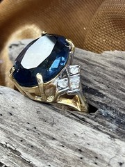 Vintage 18K HGE Gold-Tone Ring Blue Solitaire Stone W/Accents Size 6.5