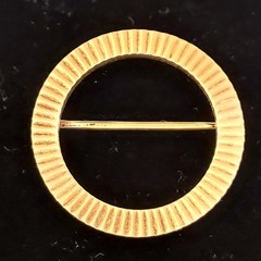 Vintage 14k Textured Circle Brooch. 7/8 Diameter. 2mm Thick. 2.8 Grams. Sturdy.