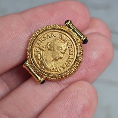 Amazing Unsigned Yellow Gold Plated Faux Coin Black Glass Clip On Earrings