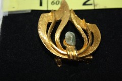 VINTAGE 1960 GOLD TONE TEXTURED RIBBON BROOCH PIN JADE STONE ACCENT COSTUME