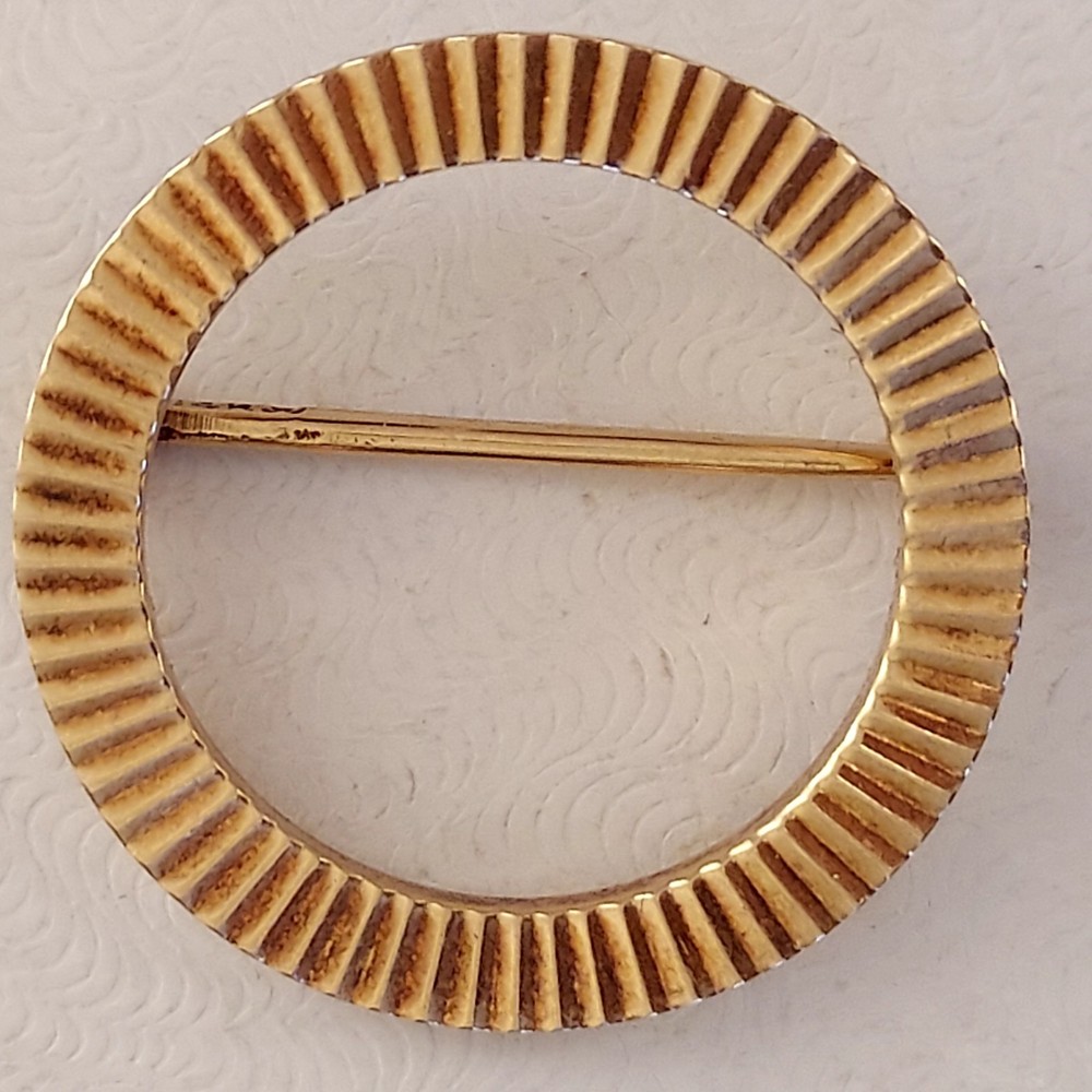 Vintage 14k Textured Circle Brooch. 7/8 Diameter. 2mm Thick. 2.8 Grams. Sturdy.