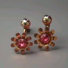 Vintage Gold Tone Pink Rhinestone Flower Screw Back Earrings Unsigned Retro…