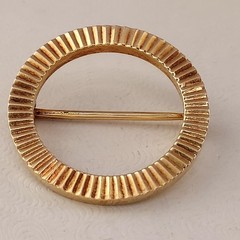 Vintage 14k Textured Circle Brooch. 7/8 Diameter. 2mm Thick. 2.8 Grams. Sturdy.
