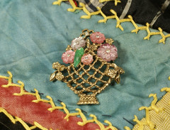 BR62 Vintage Brooch, Pin, Costume Jewelry, Flower Basket, Gold Toned
