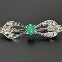 Vintage Silver Tone Green Stone & Marcasite Bar Shaped Ladies Brooch Pin