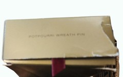 Vintage Avon Potpourri Wreath Pin Unused With Box 1997