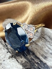 Vintage 18K HGE Gold-Tone Ring Blue Solitaire Stone W/Accents Size 6.5