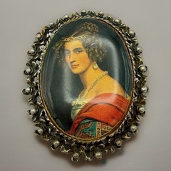 Vintage Cameo Style Noblewoman Portrait Brooch or Pendant – Ornately Framed