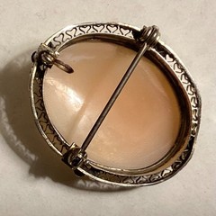 ANTIQUE CARVED SHELL CAMEO PENDANT / BROOCH – GOLD / SILVER