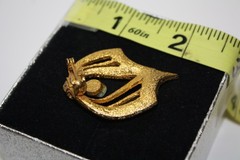 VINTAGE 1960 GOLD TONE TEXTURED RIBBON BROOCH PIN JADE STONE ACCENT COSTUME