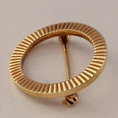 Vintage 14k Textured Circle Brooch. 7/8 Diameter. 2mm Thick. 2.8 Grams. Sturdy.