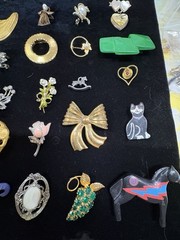 Lot Of 36 Vintage Costume Broaches Brooches Pins Estate Sale Finds Jewelry