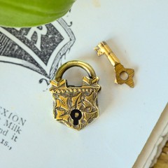 TINY ANTIQUE VICTORIAN ENGLISH 9K GOLD ORNATE PADLOCK CLASP PENDANT CHARM c1860