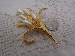 Vintage KRAMER Large Gold Tone & Faux Baroque Pearls Cattails BROOCH
