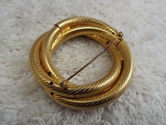 Goldtone Etched Rings Wreath Circle Pin (C23)