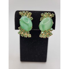 Light Green Glass Rhinestone Clip On Earrings Goldtone Prong Set Stones Gorgeous