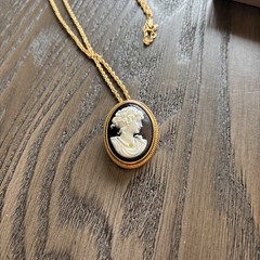 VTG 1984 Avon Necklace/pin Cameo Black Gold Tone 24” New In Box Signed