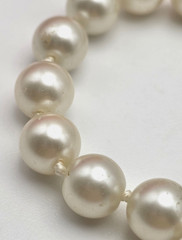 Premier Designs White Faux Pearl Glass Bead Bracelet Gold Tone Box Clasp 6.75″