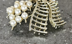 Vintage Jewelry Faux Pearl Gold Tone Bow Pin Brooch