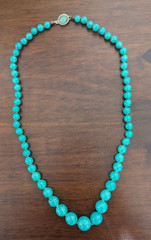 Vintage Graduated 23″ Dyed Green Agate Necklace