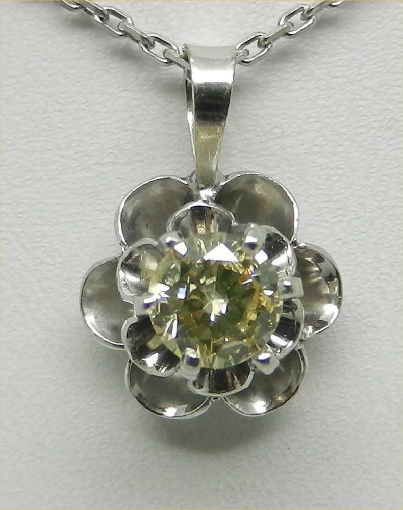 Vintage 14K White Gold 0.40 Ct Very Light Yellow Diamond Buttercup Pendant