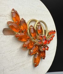 Juliana D&E BOOK PIECE Brooch Pin Orange Rhinestone Gold Tone Wire Ref 4263 2.5”