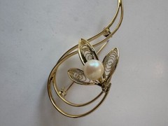 Vintage Brooch Pin Cultura Pearl Gold Tone Filigree Jewelry With Box 2.5”