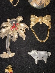 Lot Of 33 Vintage Costume Broaches Brooches Pins Estate Sale Finds Jewelry