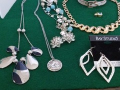 Vintage To Now Jewelry Lot 25+ Gold Tone Silver Tone Glass Acrylic Mixed Media