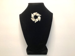 Silver Tone Leaf Circle Brooch-MCM Unsigned