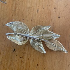 Vintage Gold Tone Spun Wire Floral Leaf Brooch Pin Faux Pearl