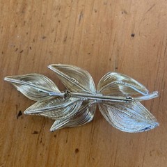 Vintage Gold Tone Spun Wire Floral Leaf Brooch Pin Faux Pearl