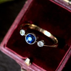 LOVELY ANTIQUE ENGLISH 18K GOLD DIAMOND SAPPHIRE 3-STONE RING c1890
