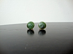 VINTAGE 1970s HANDMADE CARVED GREEN JADE FLOWER YELLOW GOLD PLATED STUD EARRINGS
