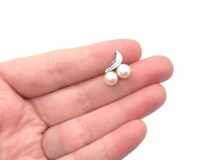 Vintage 14k White Gold Pearl Leaf pendant Minimalist Estate Jewelry 1.5 grams