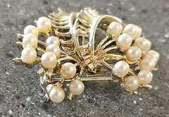 Vintage Jewelry Faux Pearl Gold Tone Bow Pin Brooch